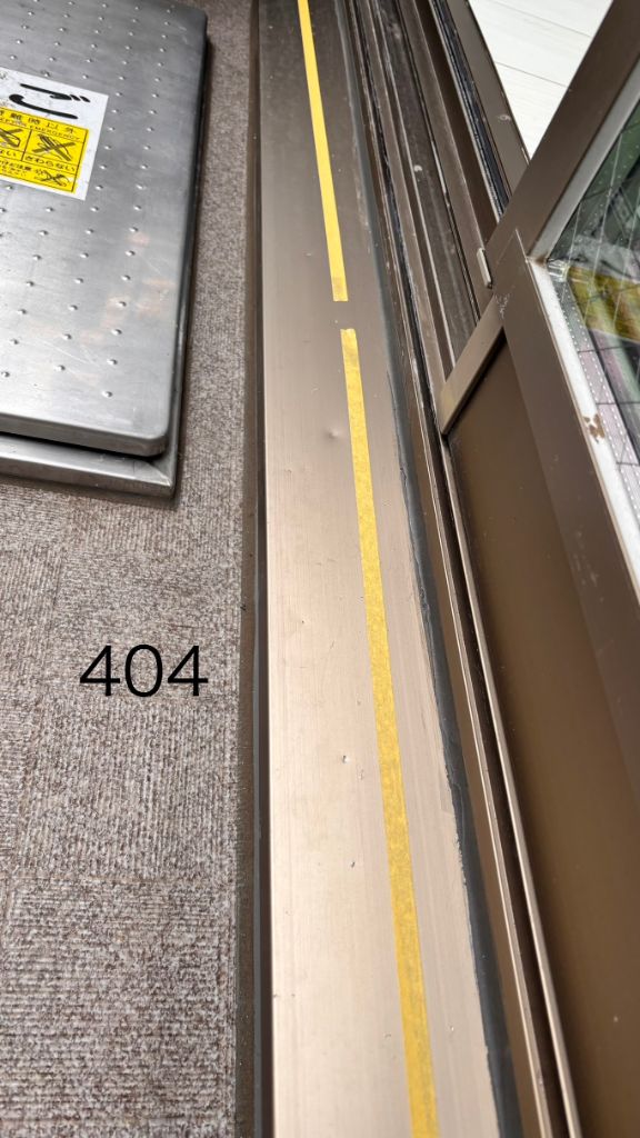 施工前：窓際金属見切り材に凹みと擦り傷が複数確認できる状態