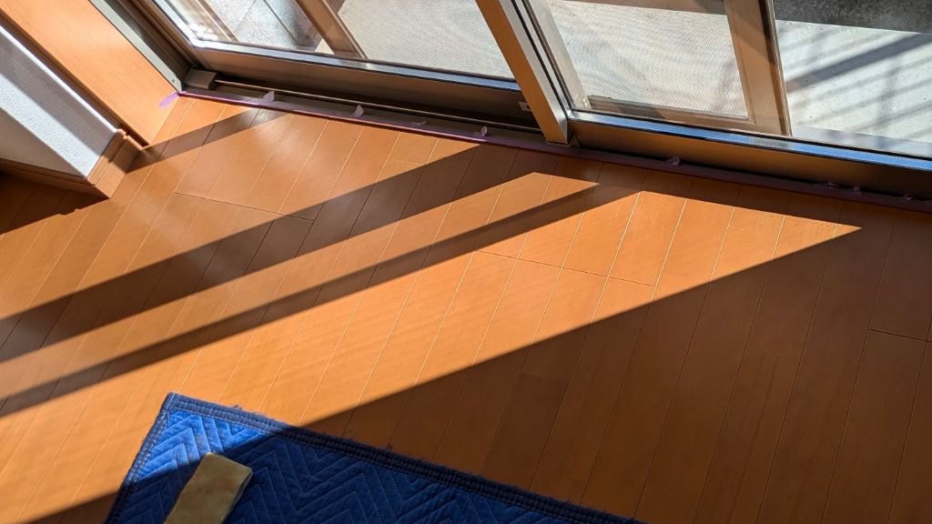 施工後：フローリングの擦り傷が補修され表面が均一になった状態