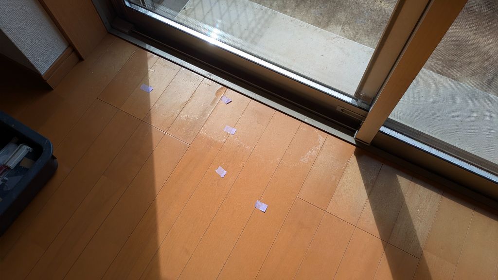 施工前：フローリング全体に擦り傷・線傷が多数見られる状態